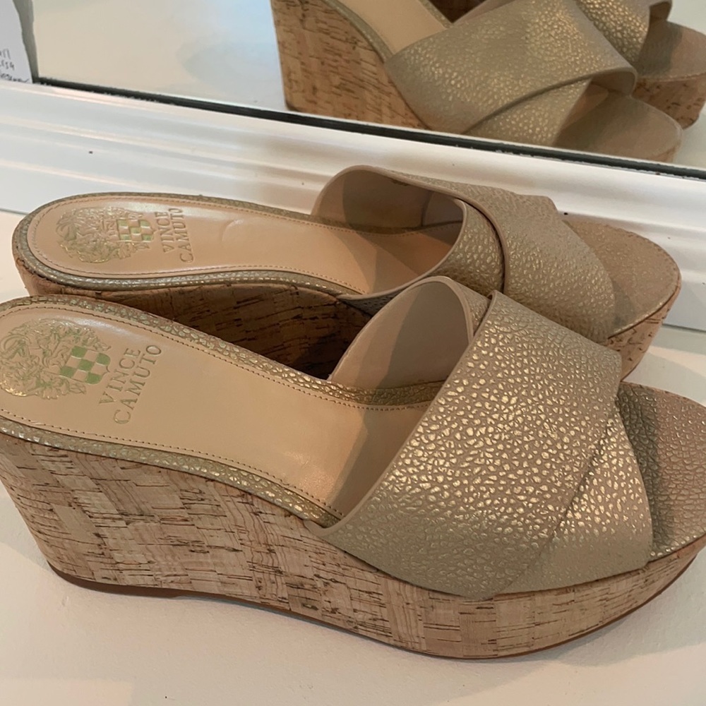 VINCE CAMUTO GOLD WEDGE